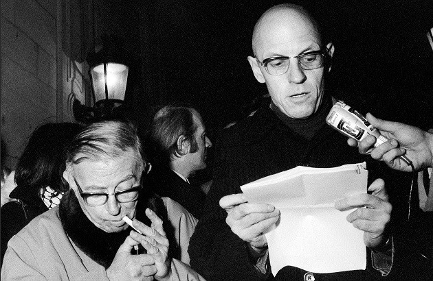 میشل فوکو در کنار ژان پل سارتر