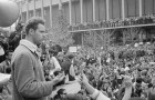 ماریو ساویو، نفر کلیدی جنبش آزادی بیان دنشگاه برکلی در حال سخنرانی