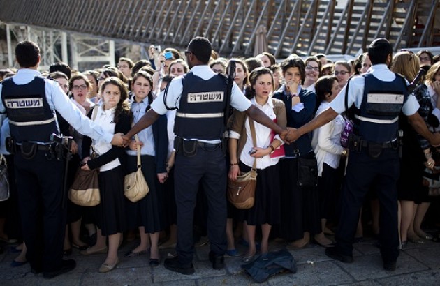 پلیس اسرائیل در مقابل ارتودوکس‌های افراطی مانع ایجاد کرده است. هزاران یهودی ارتودوکس افراطی علیه عبادت گروه «زنان دیوار» پشت دیوار ندبه اعتراض کرده‌اند. اعضای این گروه که حدود ۲۰۰ عضو دارد، معتقدند که زنان نیز باید مانند مردان حق داشته باشند در کنار این دیوار با صدای بلند دعا بخوانند.