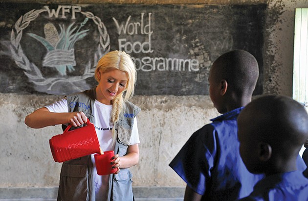کریستینا آگیلرا، خواننده و بازیگر پاپ آمریکایی، در برنامۀ جهانی غذای سازمان ملل