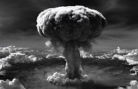 پل وارفیلد تیبت جونیور در کنار بمب افکن بی-۲۹ که در جنگ جهانی دوم نخستین بمب اتمی را بر شهر هیروشیمای ژاپن فروانداخت.
