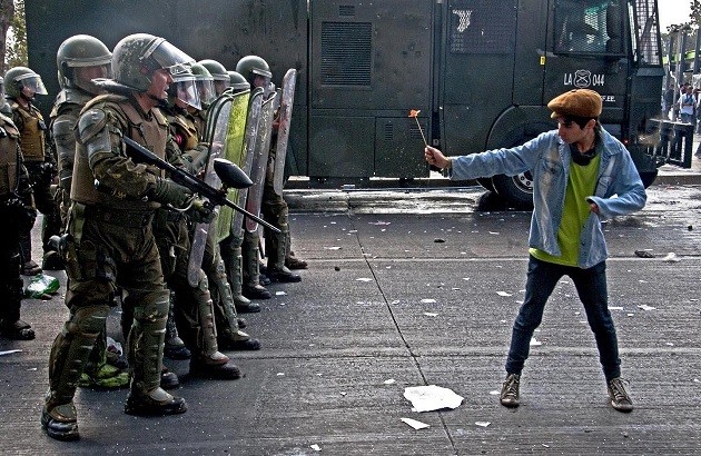 رویارویی دانشجوی شیلیایی با پلیس ضدِشورش در خلال تظاهرات علیه نظام آموزشی