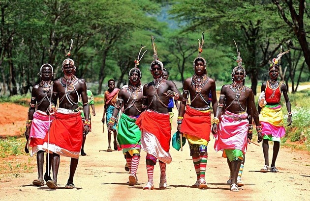 مردان سمبورویی در حال راه‌رفتن در جنوب کنیا (۲۰۱۲)، عکاس: کارل دسوزا.