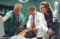 جورج کلونی در نقش دکتر داگلاس راس، در سریال تلویزیونیِ «ای.آر». عکاس: کریس هاستون.