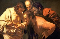 ناباوری سنت توماس. مسیح دست توماس را بر روی زخم خود می‌گذارد تا شک او را برطرف کند. نقاش: کاراواجو (۱۶۰۱).
