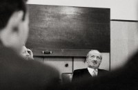 مارتین هایدگر، حین مباحثه‌ای در دانشگاه توبینگن، ۱۹۶۱. عکاس: نامعلوم.