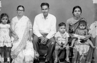 سوجاتا (سمت چپ) در کنار خانواده‌اش هنگام سه‌سالگی. آندرا پرادش، هند. ۱۹۶۶.