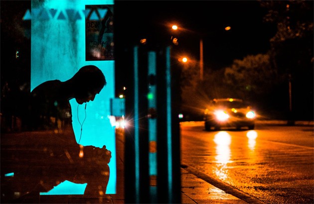 عکاس: ایلکر کارامان. از سری عکس‌های «مردهای سایه»، برندۀ جایزۀ سال ۲۰۱۸ عکاسی خیابانی.