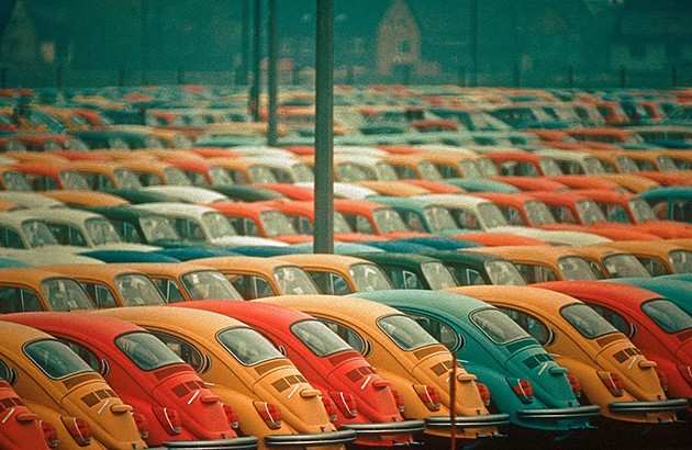 فولکس‌واگن‌های صفرکیلومتر آماده برای صادرات از هامبورگ در سال ۱۹۷۲. عکاس: توماس هوپکر.