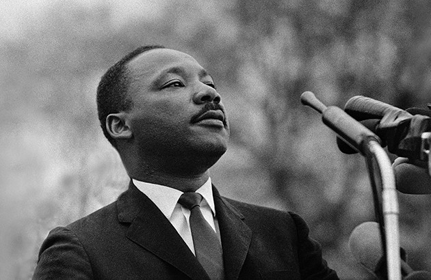 مارتین لوتر کینگ در حال سخنرانی در مونتگومری آلاباما در سال ۱۹۶۵. عکاس: استفن سامرستاین.