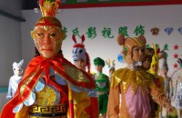 عکس: لباسِ میمون‌شاه بین بچه‌ها خیلی طرف‌دار دارد. این لباس مربوط می‌شود به یکی از معروف‌ترین کتاب‌های چین به نام «سفر به غرب» و فیلم پرخرجی که از روی آن بازسازی شده است.