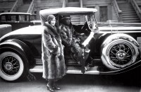 زوجی در پالتوهایی از پوست راکون، ۱۹۳۲. یکی از صد عکس برتر تاریخ به‌انتخاب مجلۀ «تایم». عکاس: جیمز فان‌درزی.