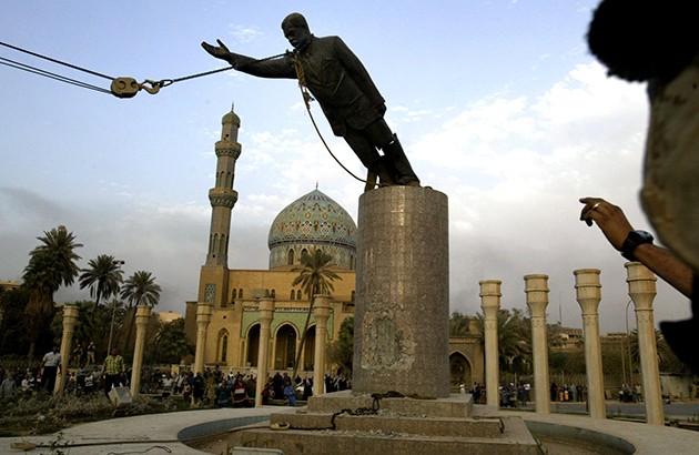 ماجرای فريب‌کارانه پايين‌کشيدن مجسمه صدام